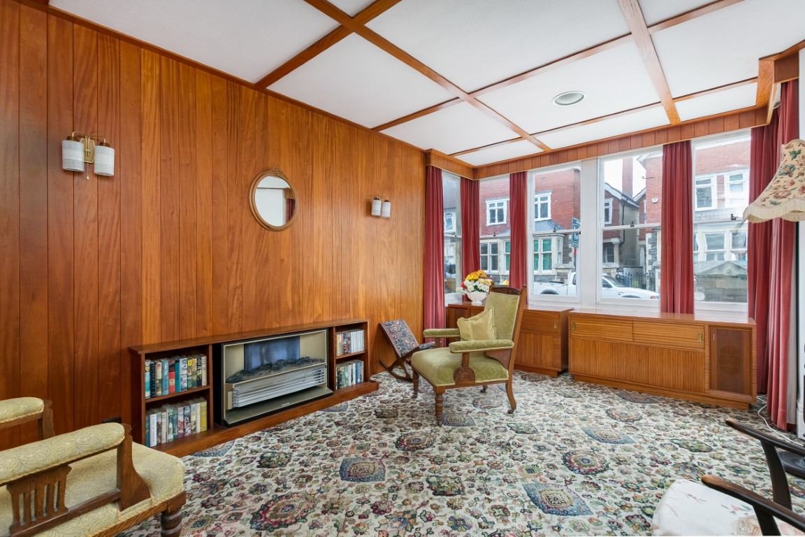 Sitting Room 16 (Medium)